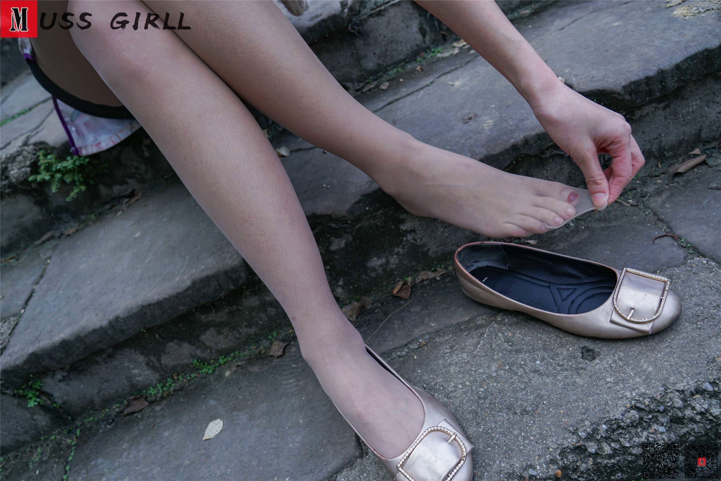 MussGirl慕丝女郎  NO.157 公园凉亭碎花旗袍